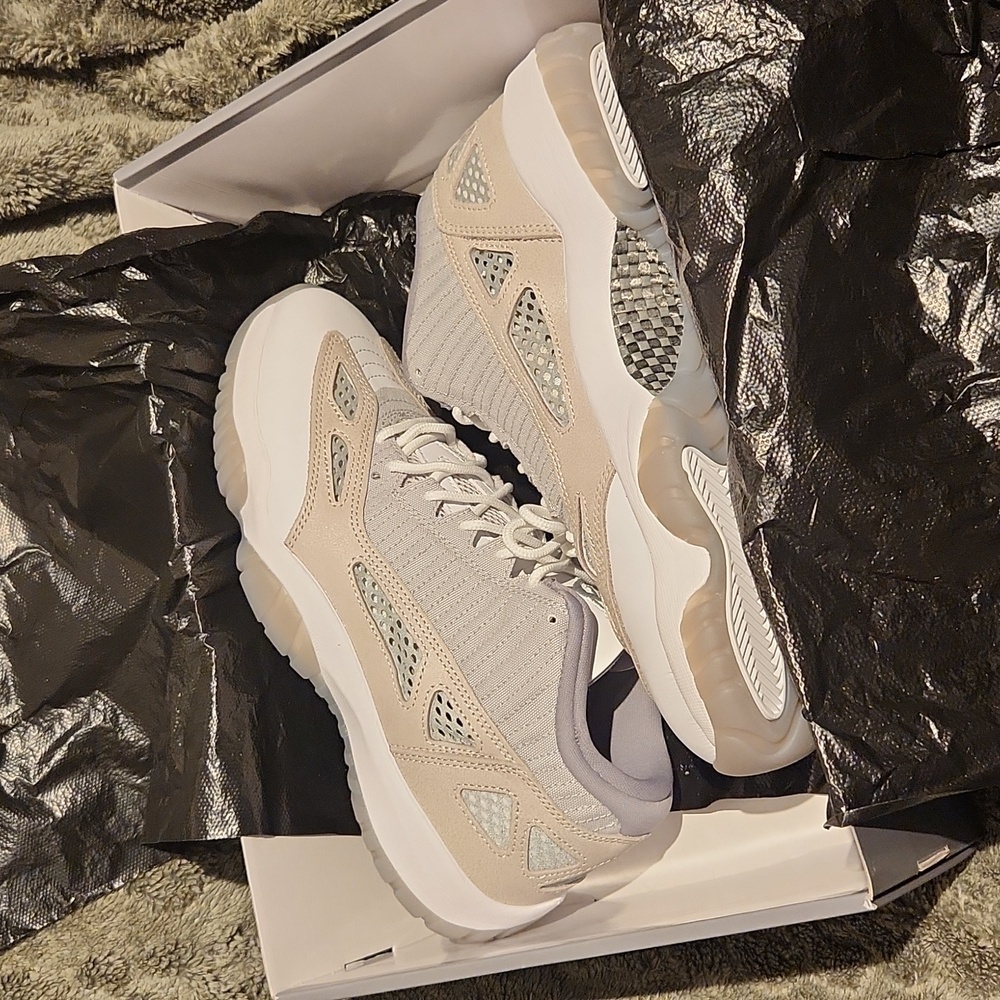 Air Jordan 11 Retro Low IE - Cool Grey - US Mens Size 10